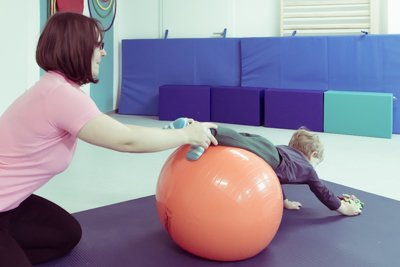 Kathleen Kreibich bei der Behandlung von Kindern